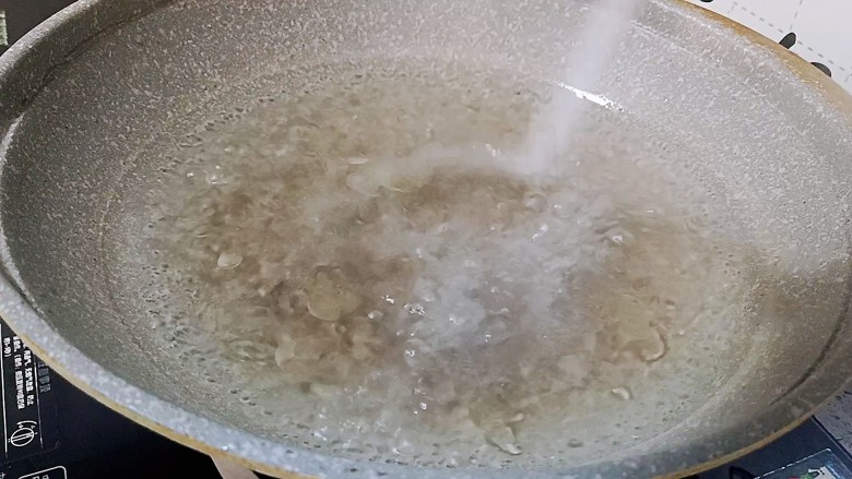凉拌丝瓜,开水锅里放入少许油和半勺盐