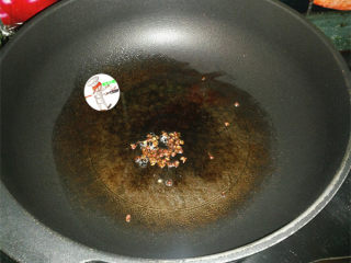 干煸圆白菜,热锅凉油，下入花椒爆香