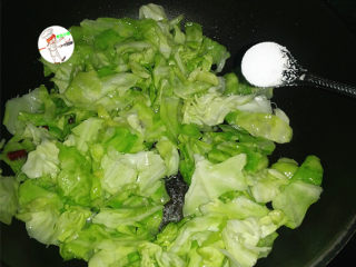 干煸圆白菜,炒至圆白菜变软，放入半小勺食盐调味