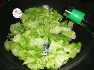 干煸圆白菜,出锅前，沿锅边烹少许白醋，起脆又增香