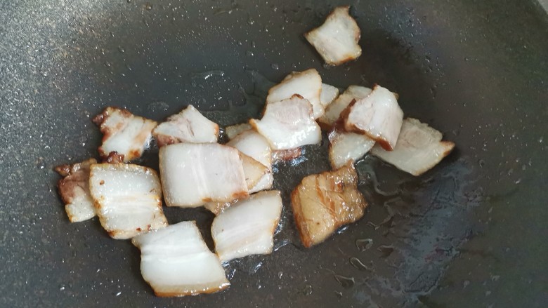 蒜苔五花肉,锅烧热，不用放油，放入肉片煸炒出油脂