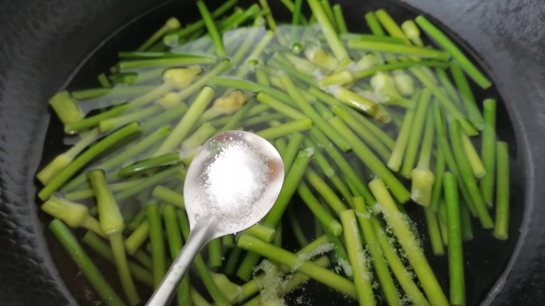 蒜苔五花肉,加入一勺盐使其颜色更佳翠绿