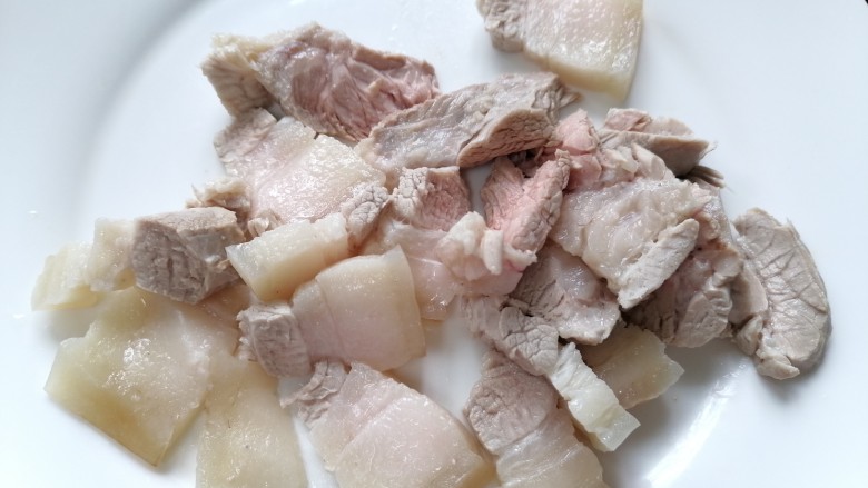 蒜苔五花肉,将五花肉捞出清洗干净并切成薄片