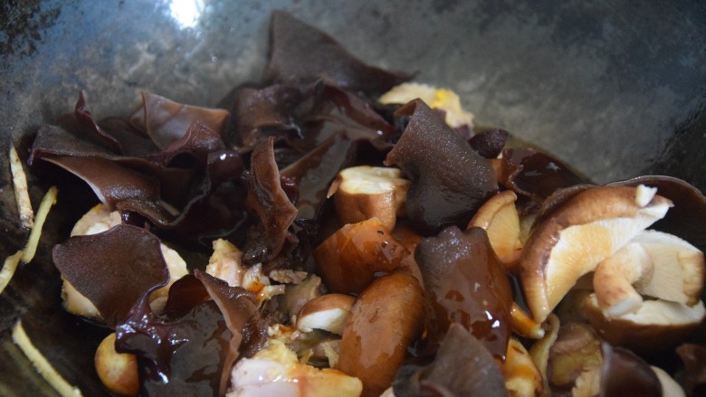 家常鸡块,加入木耳和香菇，倒入酱料翻炒均匀