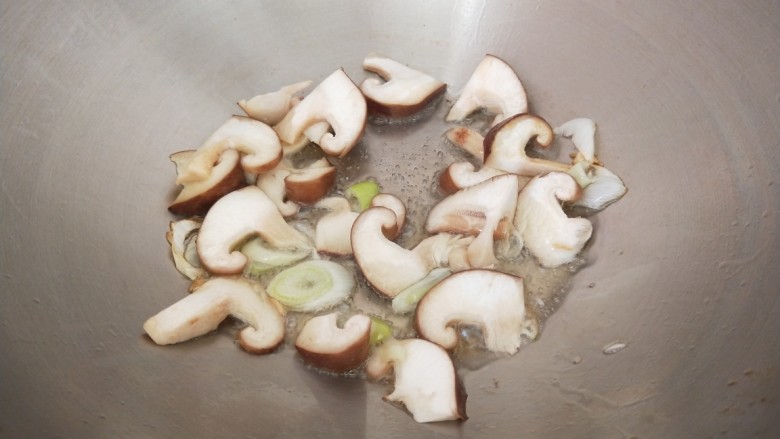 香菇炒生菜,锅中倒入适量油炒香葱蒜，倒入香菇。