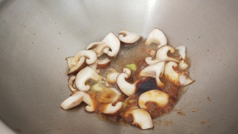 香菇炒生菜,加入耗油。