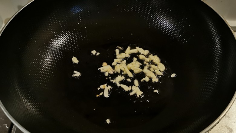 香菇炒生菜,起油锅放入食用油，油热后放入蒜碎炒出香味。