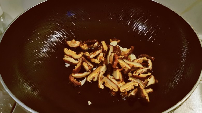 香菇炒生菜,放入香菇片翻炒2分钟。