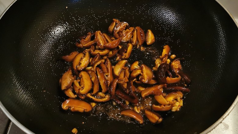香菇炒生菜,添加适量清水，炒至香菇和料汁充分融合。