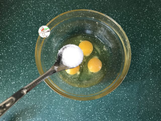 葱花炒鸡蛋,鸡蛋打入碗中，加半小勺食盐调味