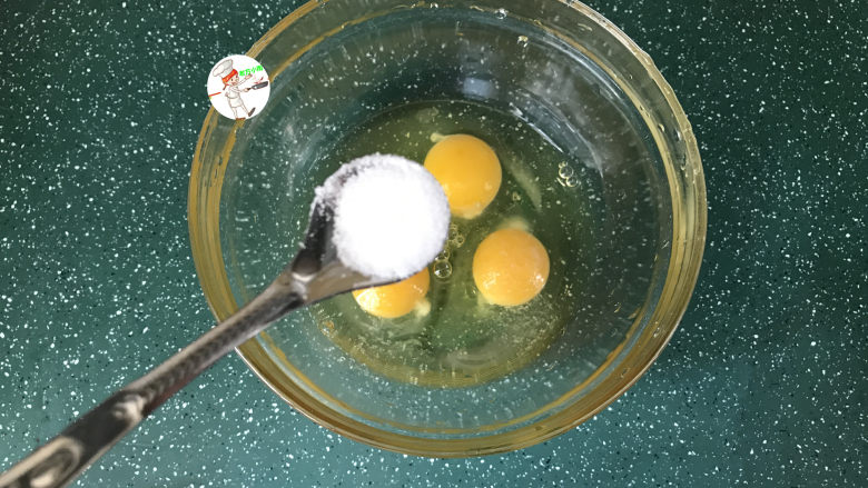 葱花炒鸡蛋,鸡蛋打入碗中，加半小勺食盐调味