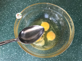 葱花炒鸡蛋,再加1勺清水