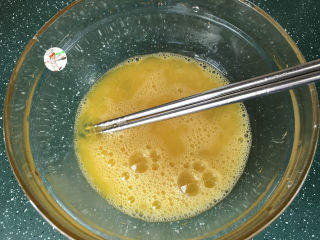 葱花炒鸡蛋,用筷子，将蛋液打散