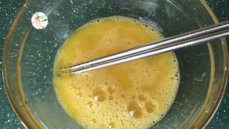 葱花炒鸡蛋,用筷子，将蛋液打散