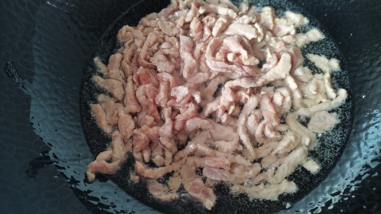 尖椒炒肉丝,锅里倒入多点油，油温五成热放入肉丝滚两分钟捞出