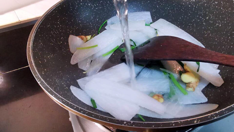 萝卜蛤蜊汤,炒软萝卜片后，加水