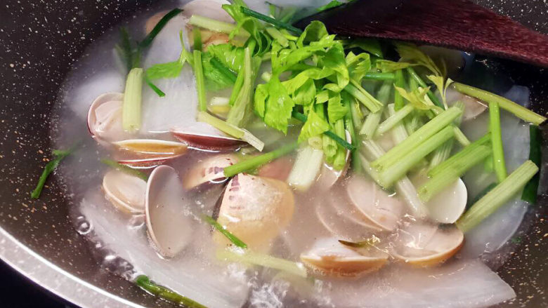 萝卜蛤蜊汤,加入芹菜