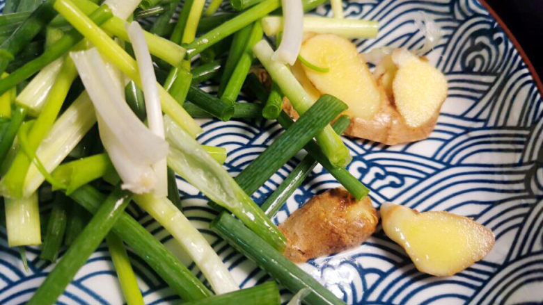 萝卜蛤蜊汤,葱切段，姜切片