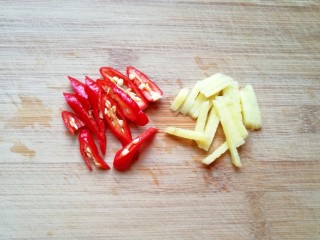 蒜苔五花肉,生姜和红辣椒切成丝。 