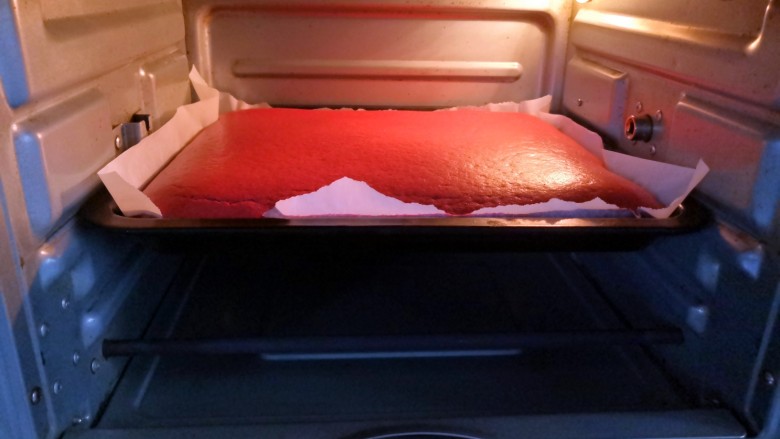 红曲蛋糕卷,放入预热好的烤箱中层，上下火120度25分钟