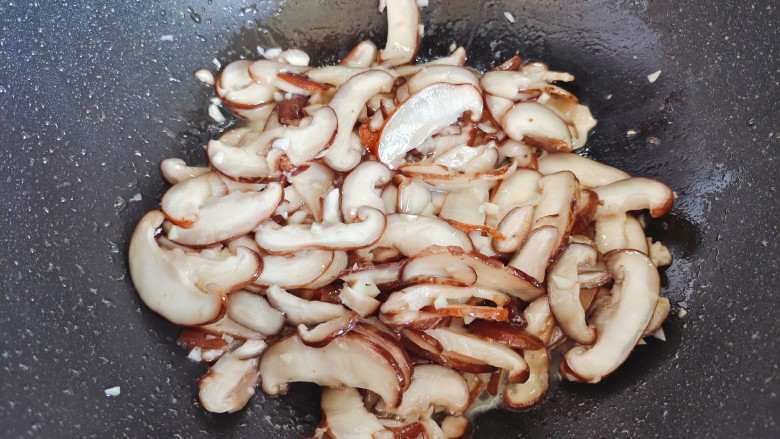 香菇炒生菜,加入香菇，翻炒至香菇变软，体积变小