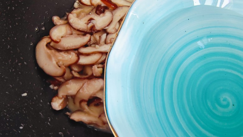 香菇炒生菜,加小半碗热开水