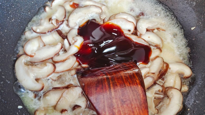 香菇炒生菜,加适量蚝油