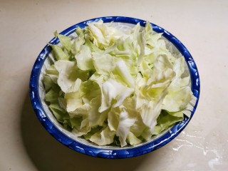 干煸圆白菜,圆白菜清洗干净，撕成大片。