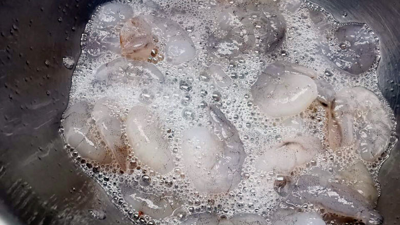 腐竹炒虾仁,会产生泡泡是正常现象，洗去表面黏液