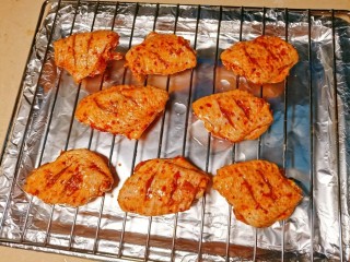 浓情香鸡翼,烤架上刷油😊，将鸡翅放在烤架上~😝再在鸡翅上刷上一层橄榄油😉