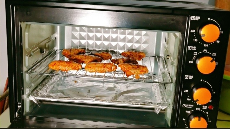 浓情香鸡翼,将裹好锡纸的烤盘放在最底部，烤架放在中间😌 