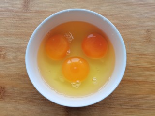 葱花炒鸡蛋,鸡蛋打入碗中