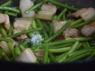 蒜苔五花肉,关火，加入盐翻炒均匀即可出锅