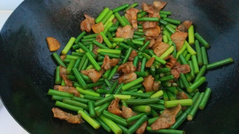 蒜苔五花肉,加入适量盐，鸡精炒均匀即可。