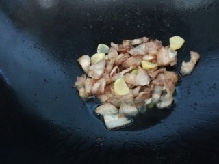 蒜苔五花肉,炒出油放入葱姜蒜。