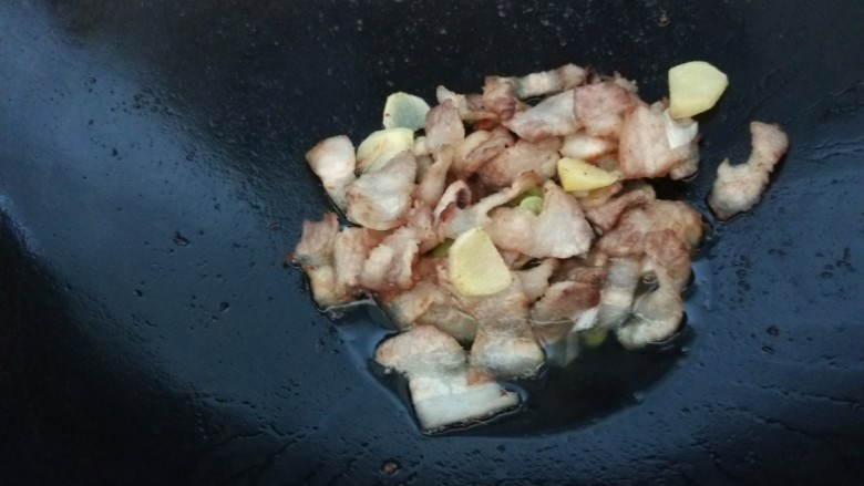 蒜苔五花肉,炒出油放入葱姜蒜。