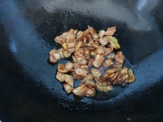 蒜苔五花肉,倒入适量生抽炒均匀。