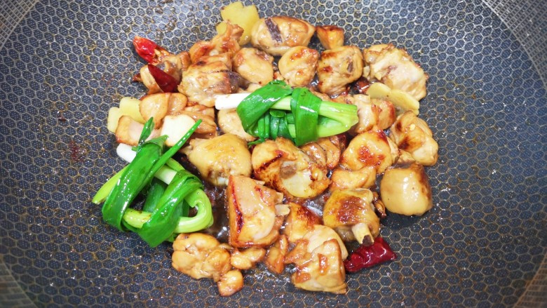 家常鸡块,下入小葱、八角、干红辣椒和生姜炒出香味。