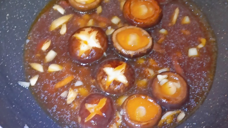 香菇炒生菜,加入酱汁，炒熟后关火