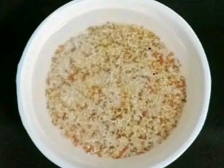 藜麦干贝时蔬粥,大米和藜麦清洗干净