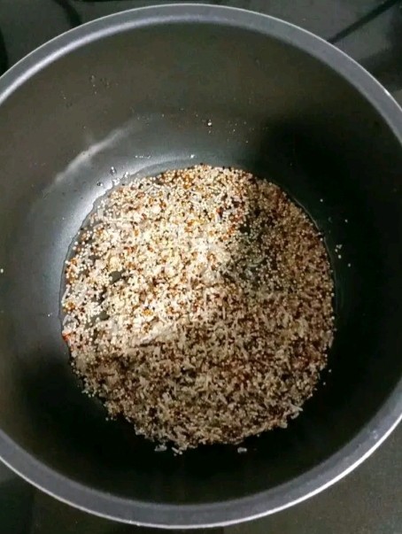藜麦干贝时蔬粥,将大米和藜麦倒入锅中
