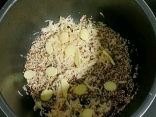 藜麦干贝时蔬粥,倒入干贝条和姜片
