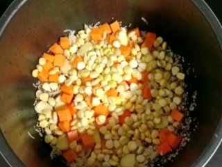 藜麦干贝时蔬粥,倒入玉米粒和胡萝卜