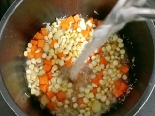 藜麦干贝时蔬粥,加入浸泡干贝的水和适量清水，再滴几滴花生油
