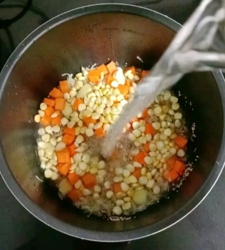 藜麦干贝时蔬粥,加入浸泡干贝的水和适量清水，再滴几滴花生油