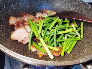 蒜苔五花肉,肉片干煸后会出油，肉片呈金黄色，下蒜苔炒香