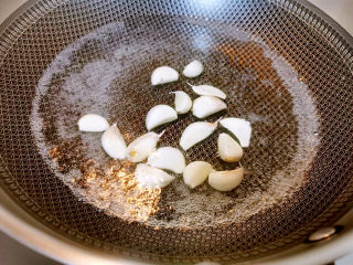 蒜苔五花肉,蒜头去皮，放入开水中煮2分钟