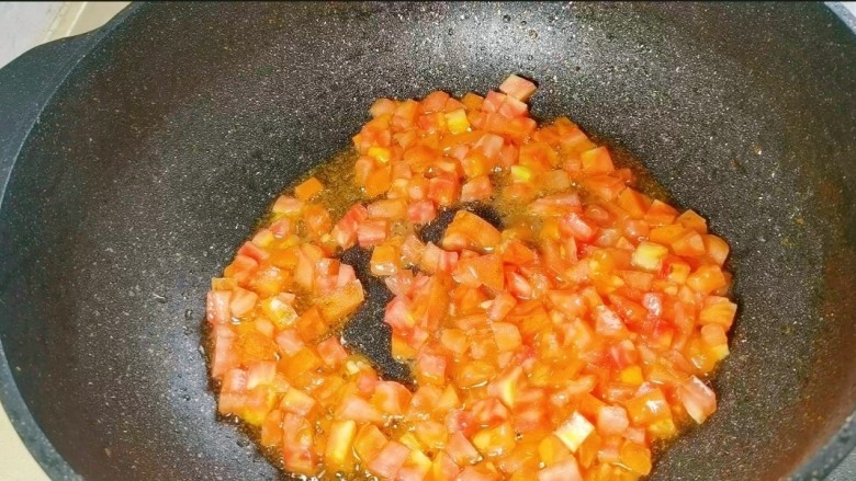 经典意式肉酱面,锅热下入一点点油，下入番茄粒翻炒