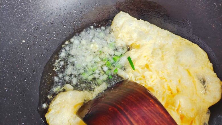 腐竹炒虾仁,待鸡蛋液凝固结块，拨到一边，下姜末和葱白，炒香