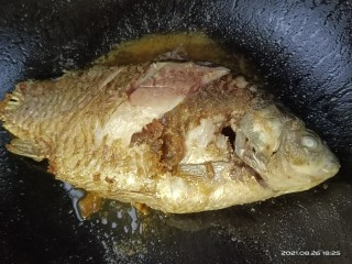 家常炖鲫鱼,起锅烧油，把鱼煎至二面黄